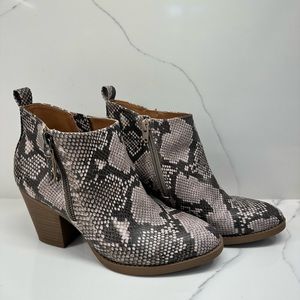 Universal Thread Snake Print Boots